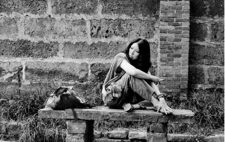 天地间来去自由的鸟，依然独立又热烈地活着——三毛畅销在海外