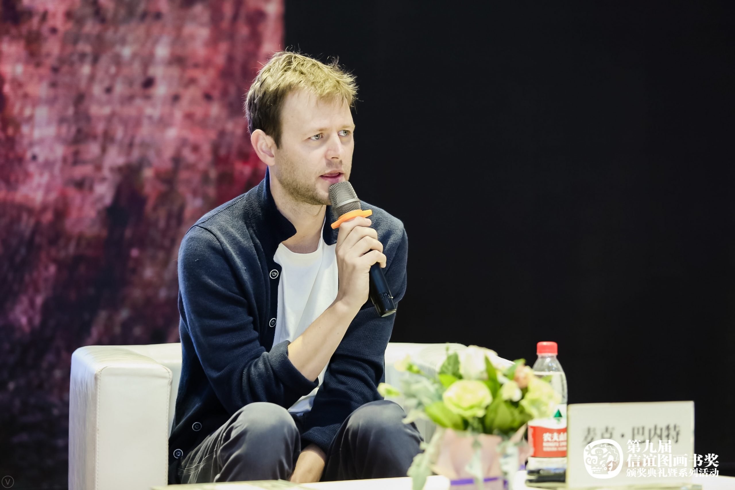 一本好书是一扇神秘的门——专访凯迪克奖得主麦克·巴内特