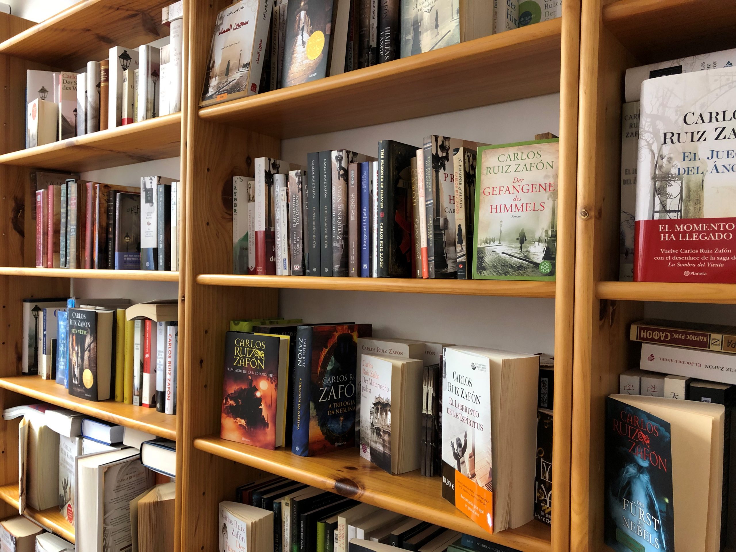 《风之影》引入中国背后的“扫地僧”