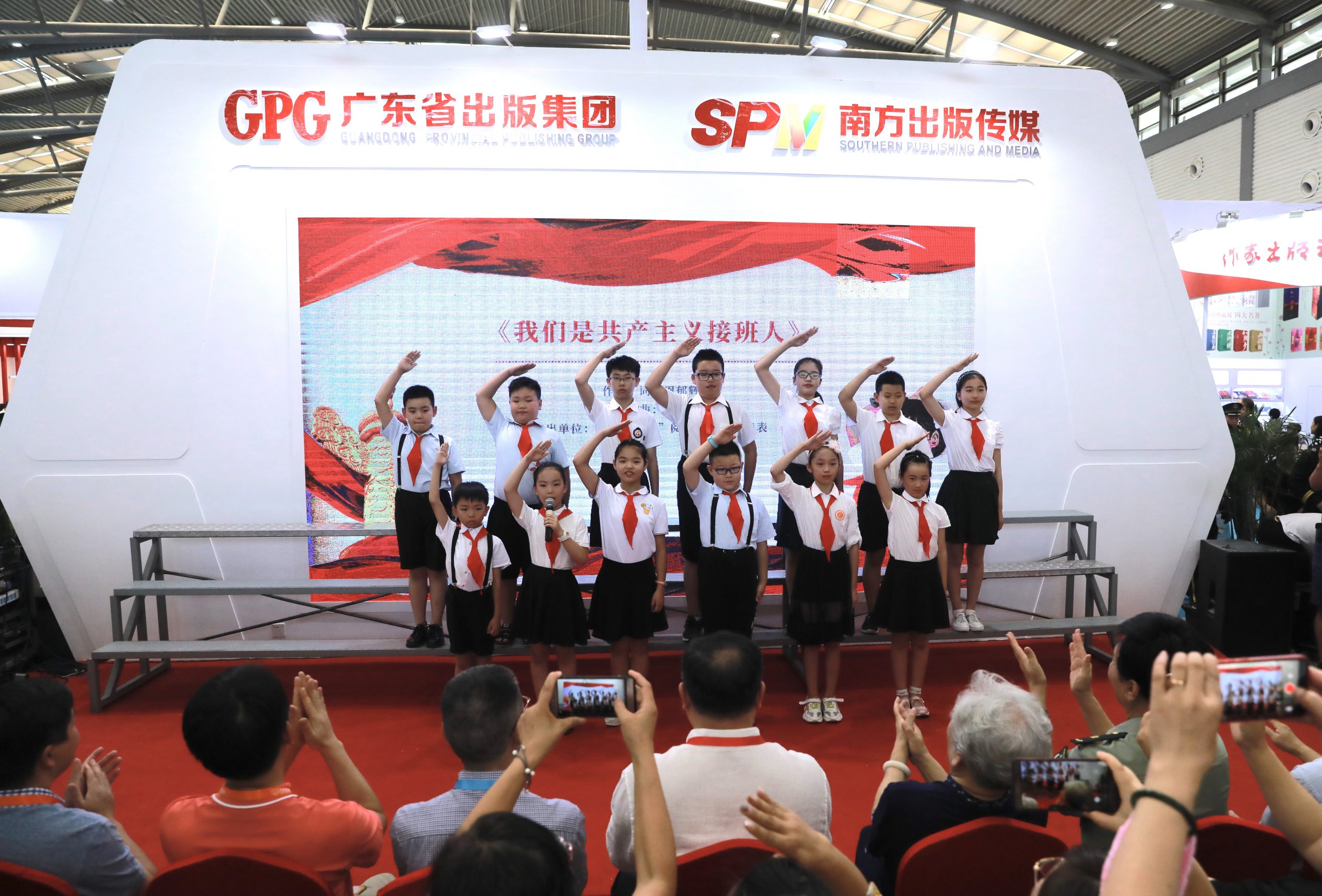 《英雄赞歌》：集文、图、声于一体的主题童书