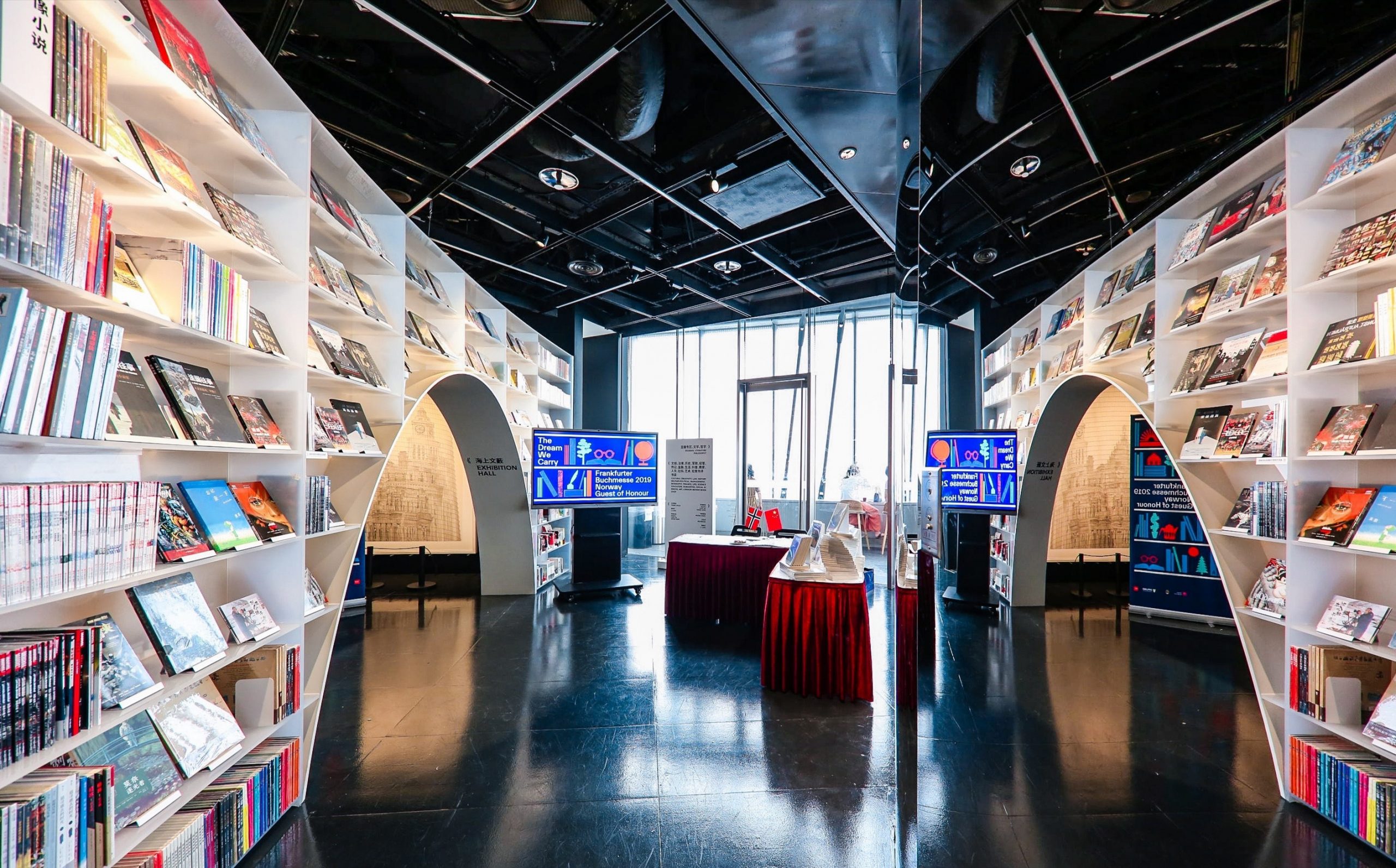 在上海300米的高空，赴一场与书的约会