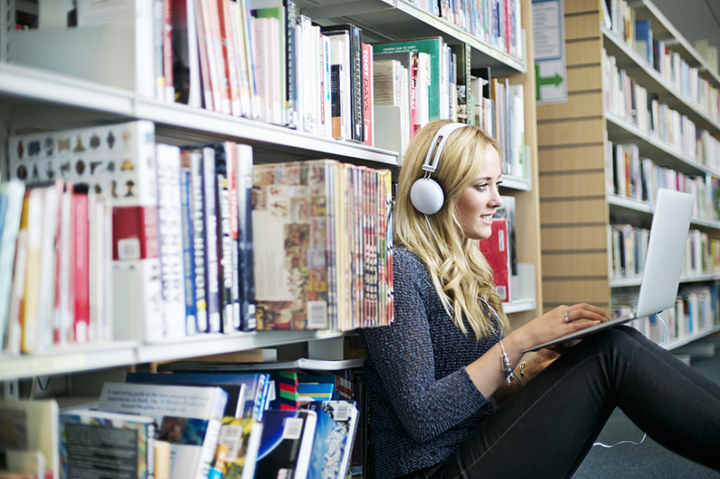 英美有声书报告：不读书的人开始听书