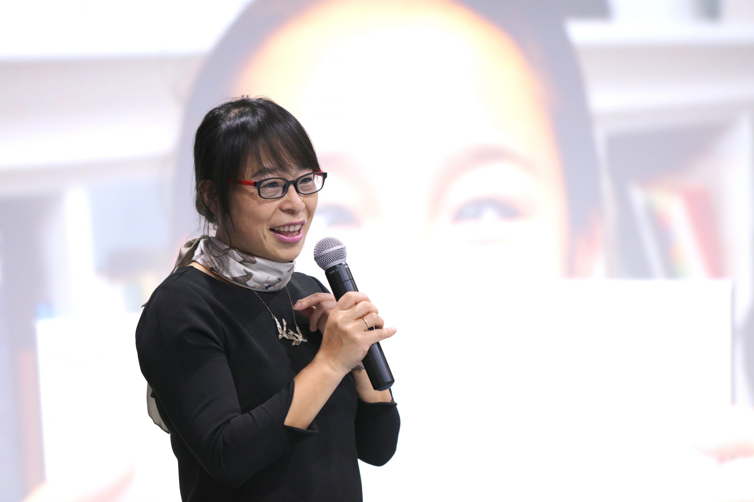 郁蓉：用剪刀作画的人