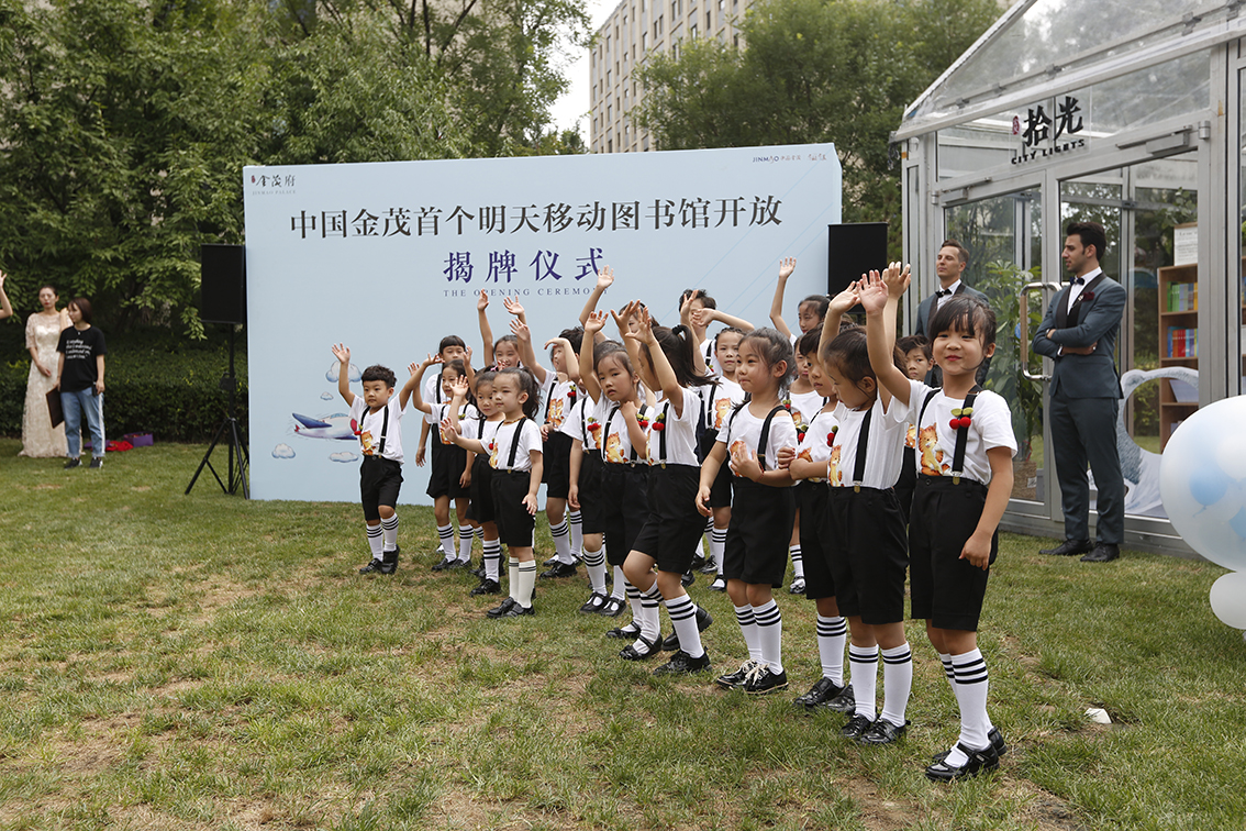 明天移动图书馆让亲子阅读深入家庭