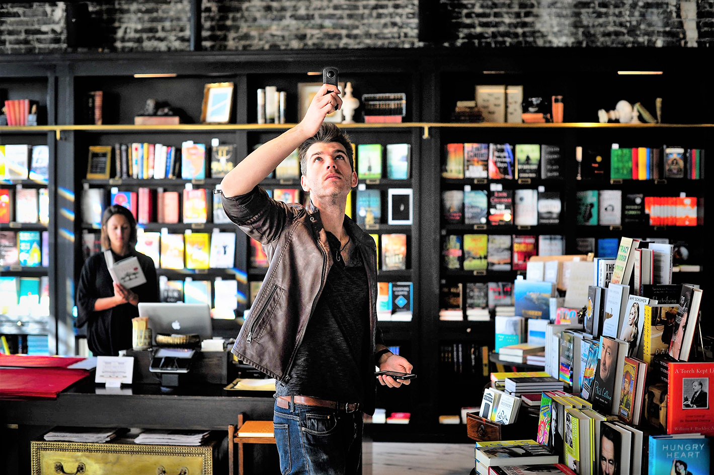 海外抖音荐书视频推动年轻人走进书店