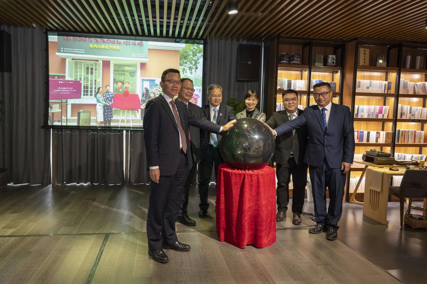 独秀书房落地越南河内大学 友好共建中越文化交流平台