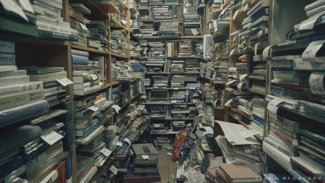 开店20多年，不买房不买车，他将所有资金都投入到旧书店中