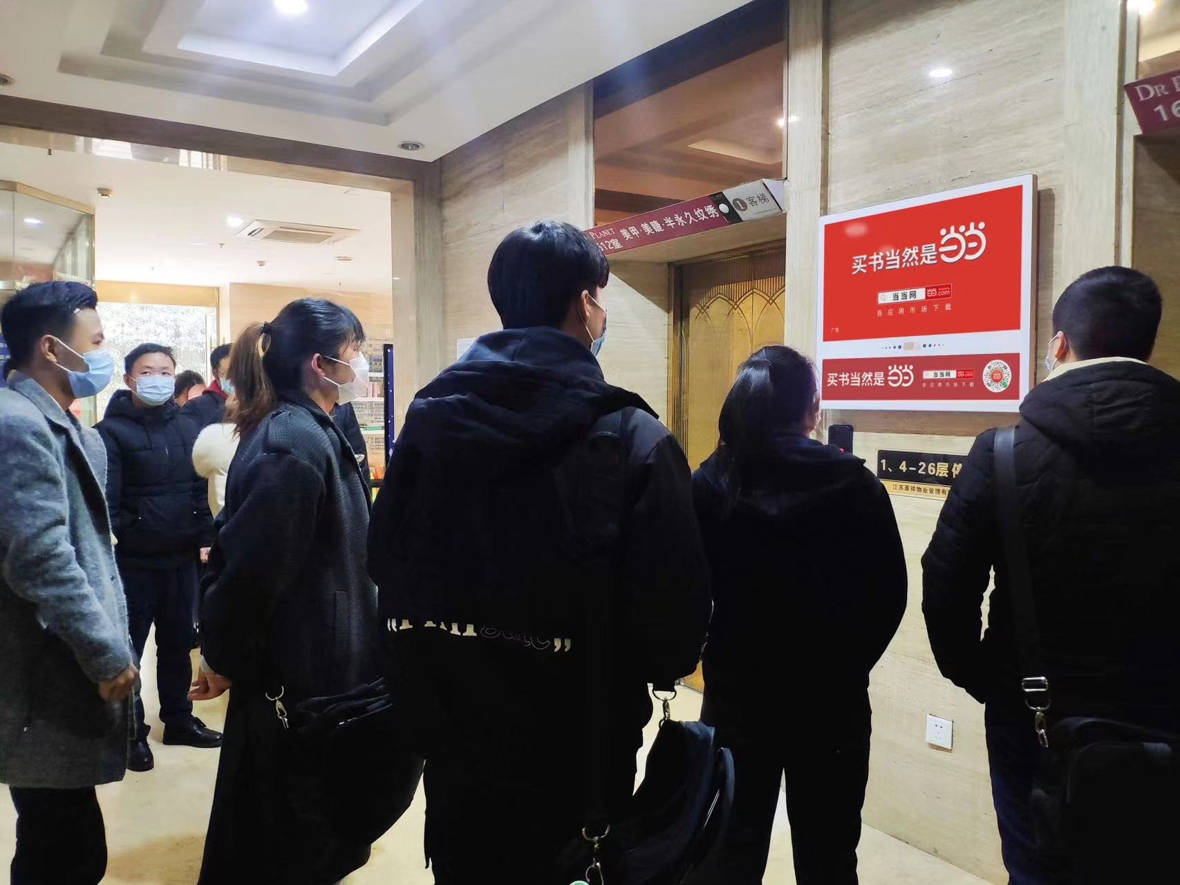 传统电商还应该砸钱做广告吗？当当网开学季霸屏分众广告