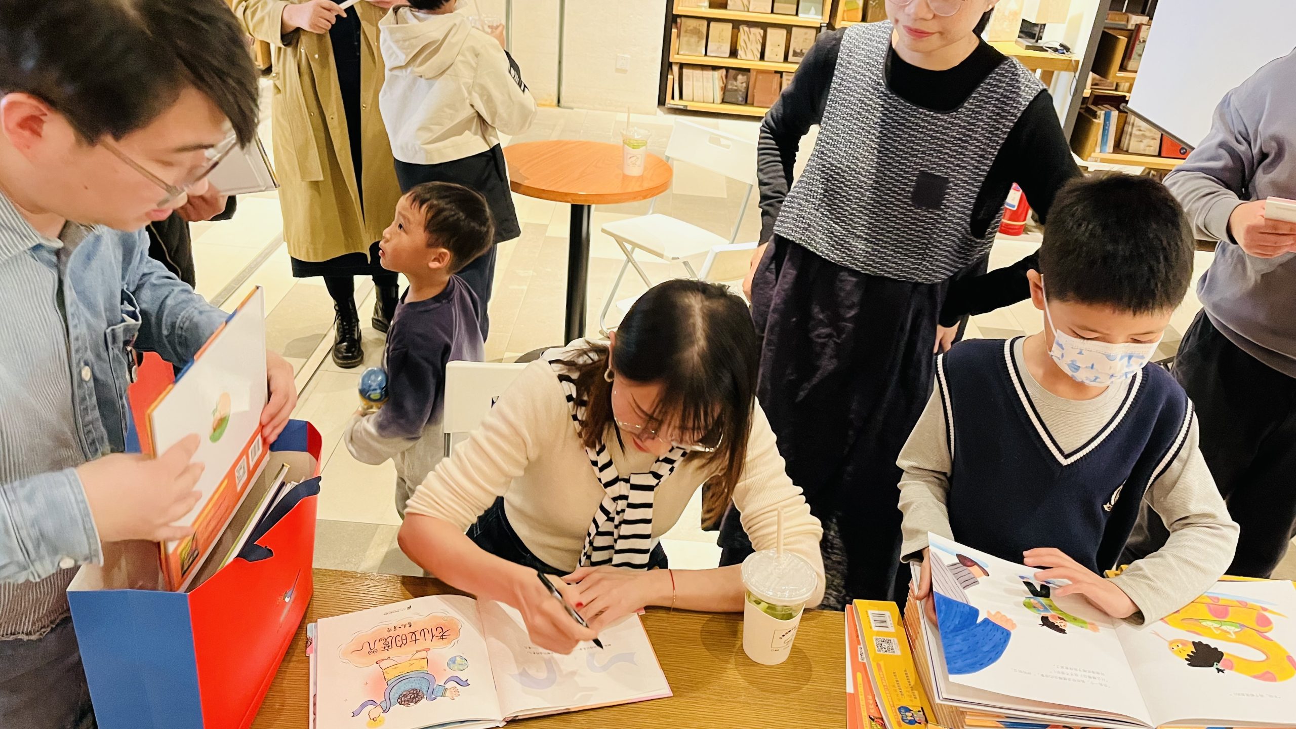 知名绘本作家卷儿新书发布，在“一地鸡毛”中创作出好故事