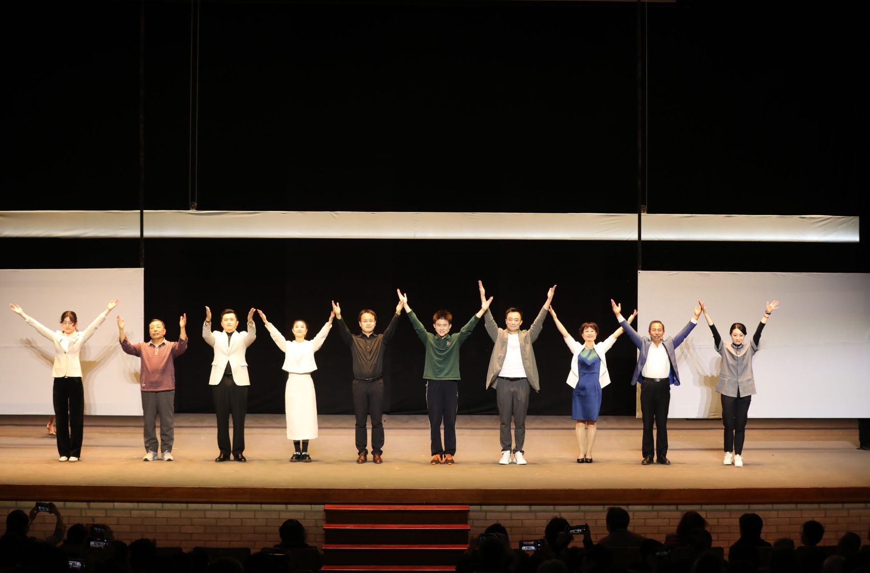 图书改编同名话剧《别慌》成功首演，清华社充分释放内容价值