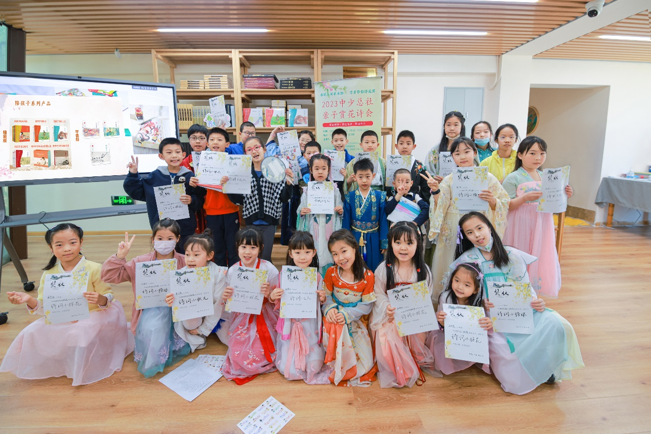中少总社亲子赏花诗会成功举办，在融融春色中寓教于乐