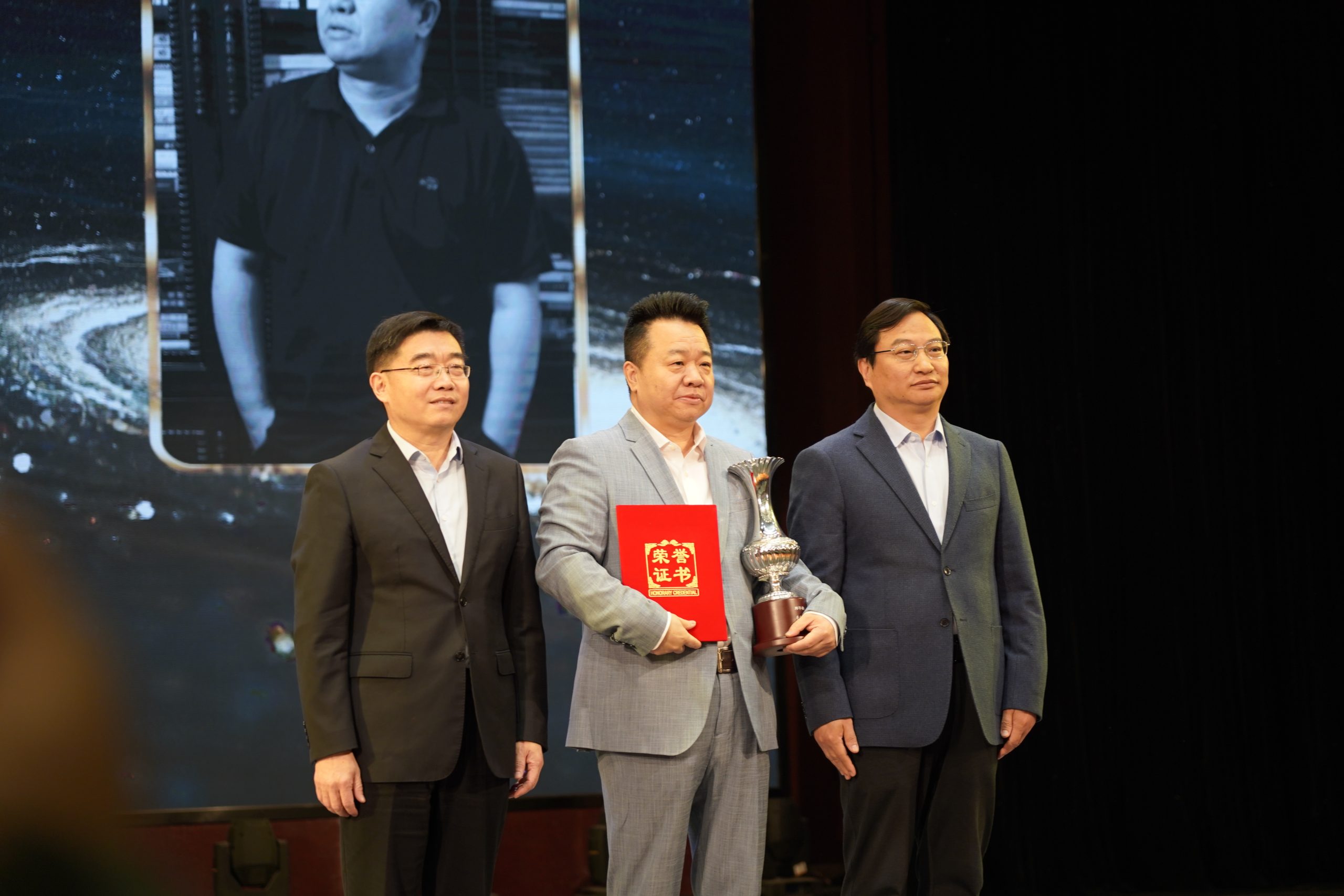 第十四届万松浦文学奖颁奖典礼在烟台举行