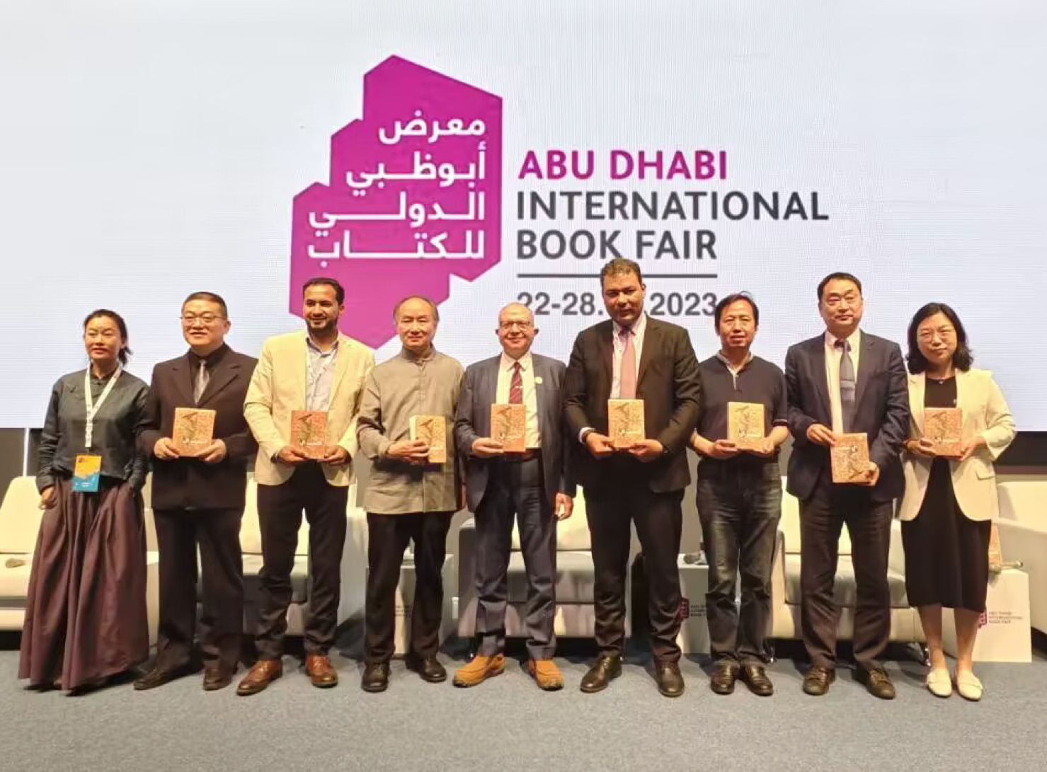 译林出版社《捎话》阿拉伯文版在阿布扎比书展首发 中国著名作家刘亮程作品首次在阿拉伯世界落地