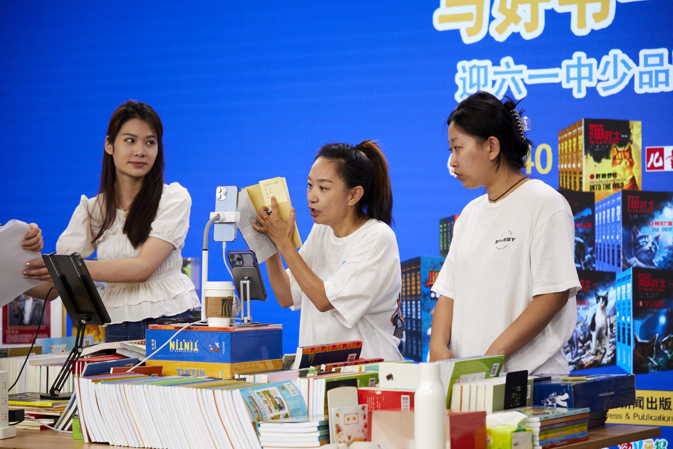 中少品牌日百余种好书亮相王芳直播间，“猫武士”定制版销量突破350万册