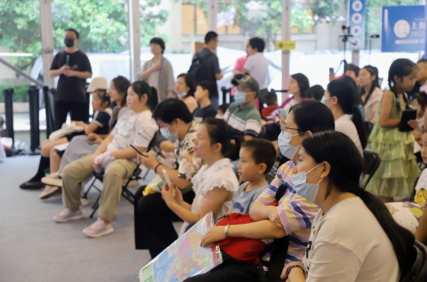 赏非遗手作，画挑花纹样，上海书展现场共读《金绣娘》反响热烈