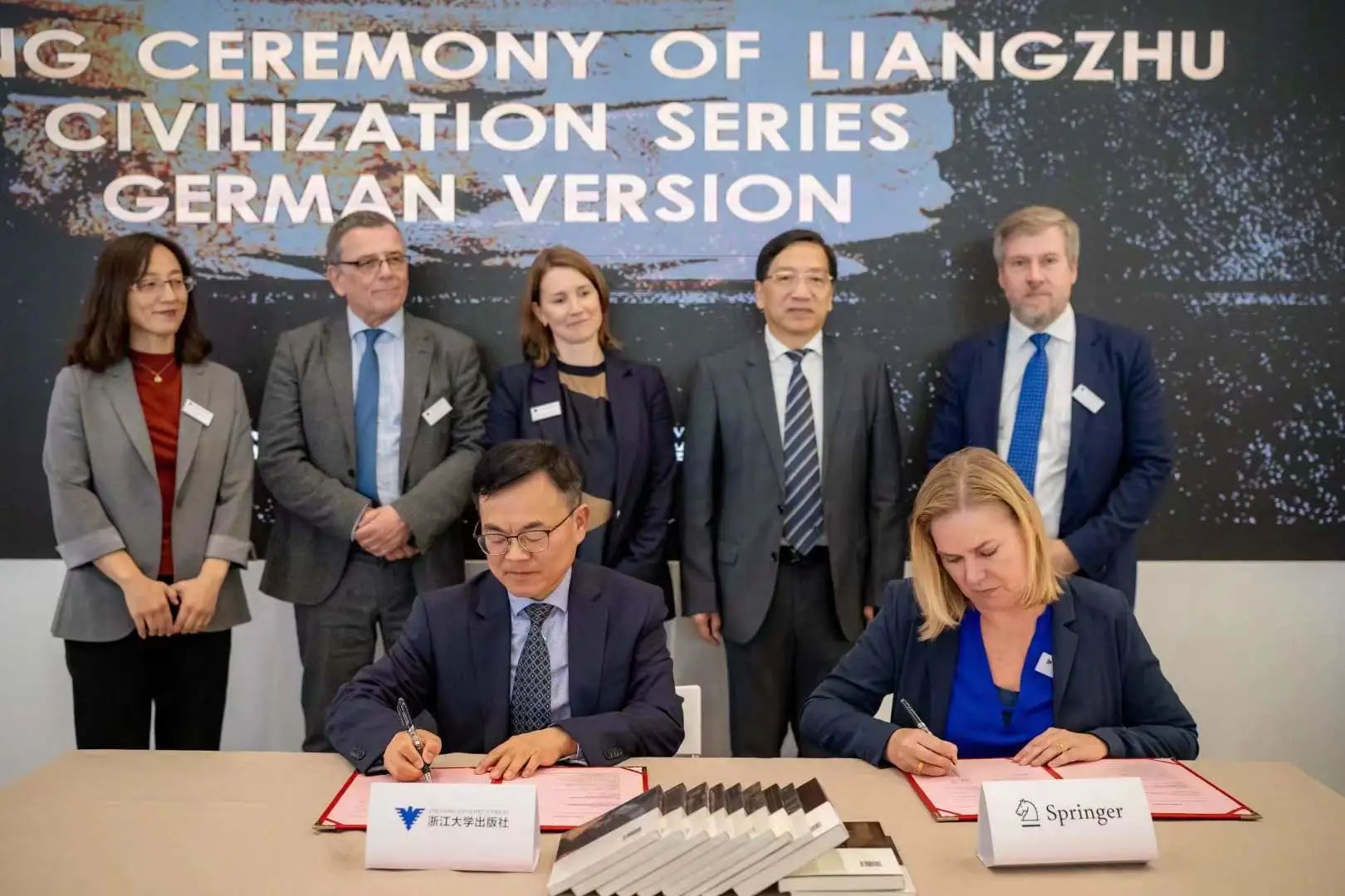 走向世界的良渚文明 | 英文版11册全球首发，德文版签约