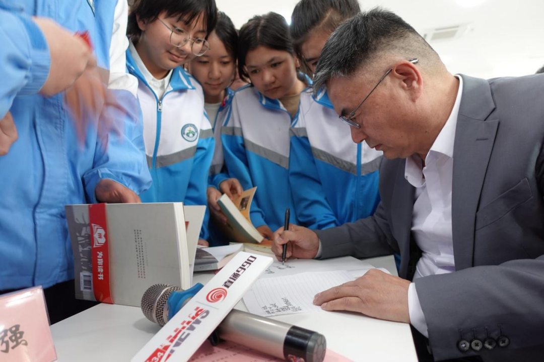 行万里路赠万卷书，拼多多“为你读书”公益行动走进喀什六中