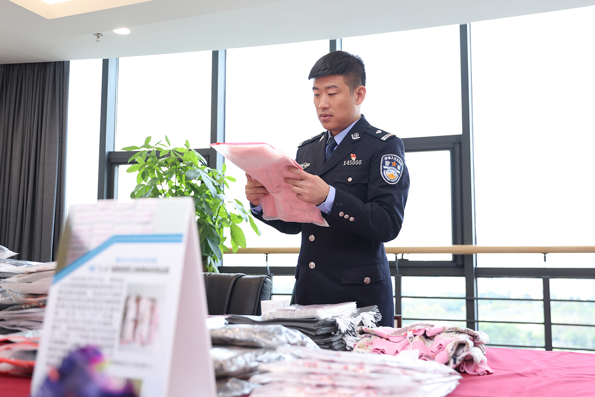 一身动人“警”色，守护一方书业净土