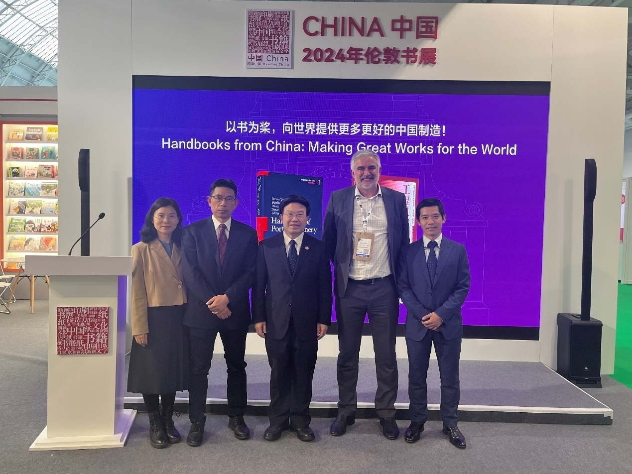 《工程机械手册——港口机械》英文版在伦敦书展发布，全世界展现中国工程机械的影响力