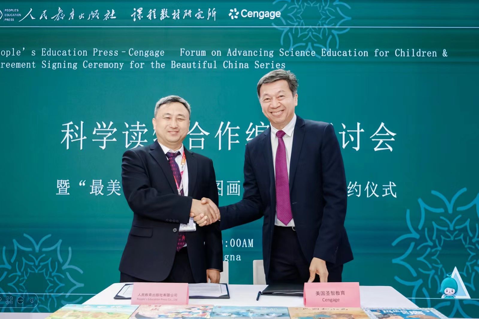 科学读物合作编写研讨会暨“最美中国系列图画书”  版权输出签约仪式在意大利博洛尼亚童书展举办