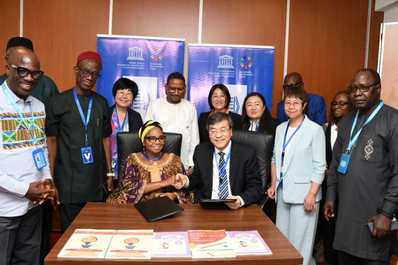 人民教育出版社与尼日利亚埃博尼州普及基础教育委员会签署《女孩的健康与幸福手册》版权输出协议