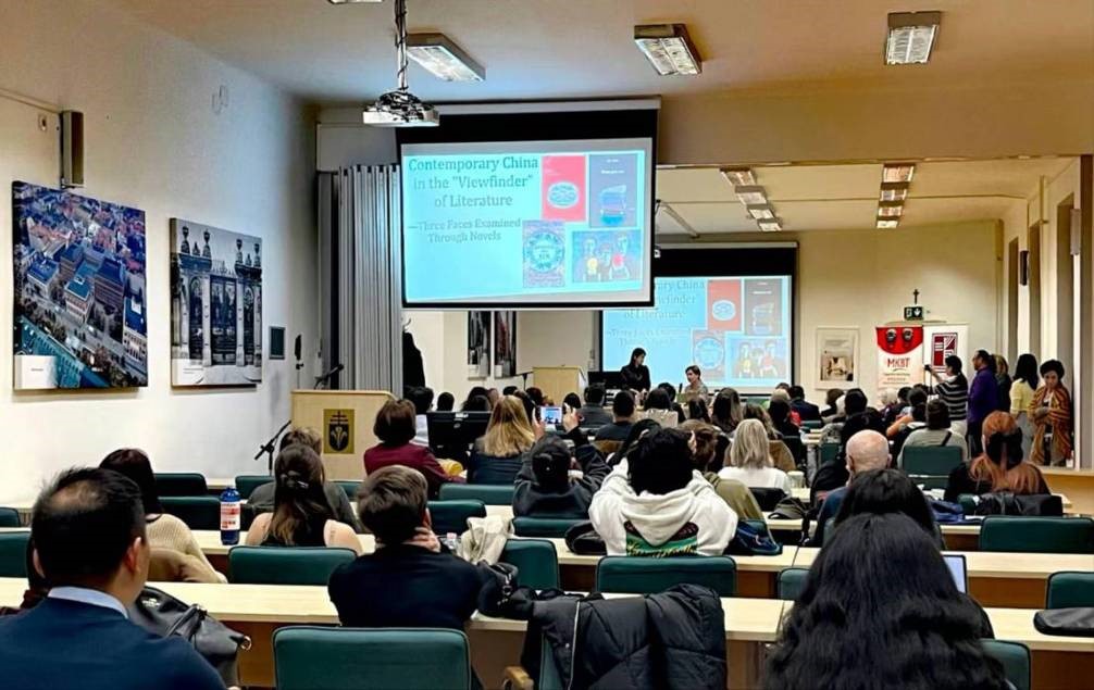 译林出版社《金色河流》首个外文版在贝尔格莱德举行作者见面会