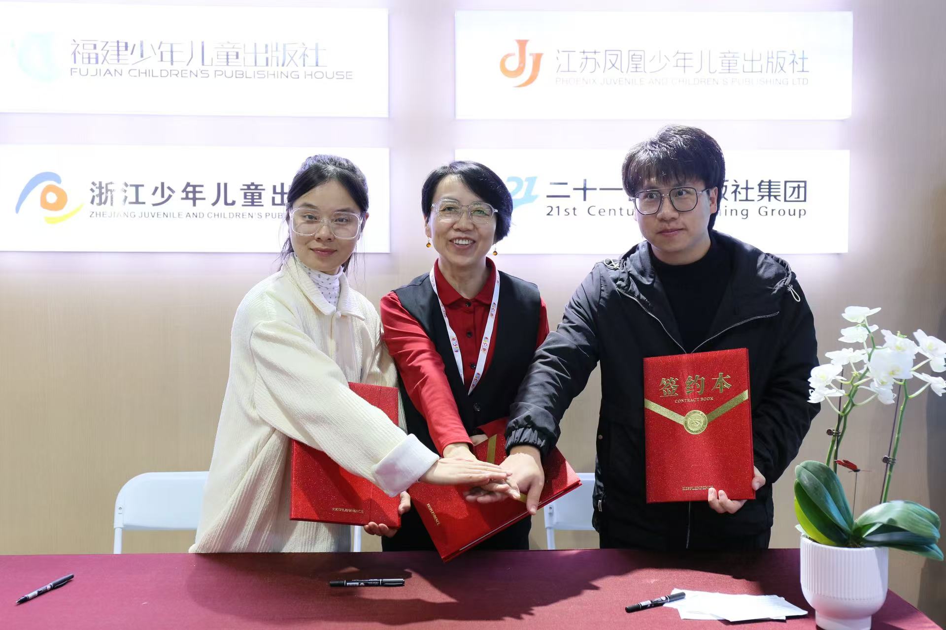 苏少社成功举办少儿科幻与中国元素的交响——“恐龙人”系列图书分享会暨版权输出及IP转化签约仪式