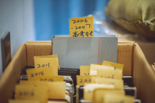 如何把废品站的诗稿，做成一本感动全网的书？
