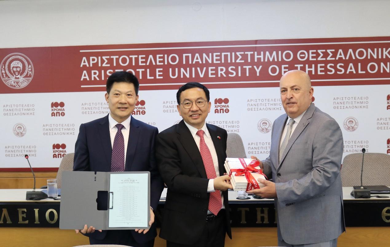 书韵共赏  文明互鉴： 外研社代表中国—中东欧国家出版联盟向希腊亚里士多德大学赠书