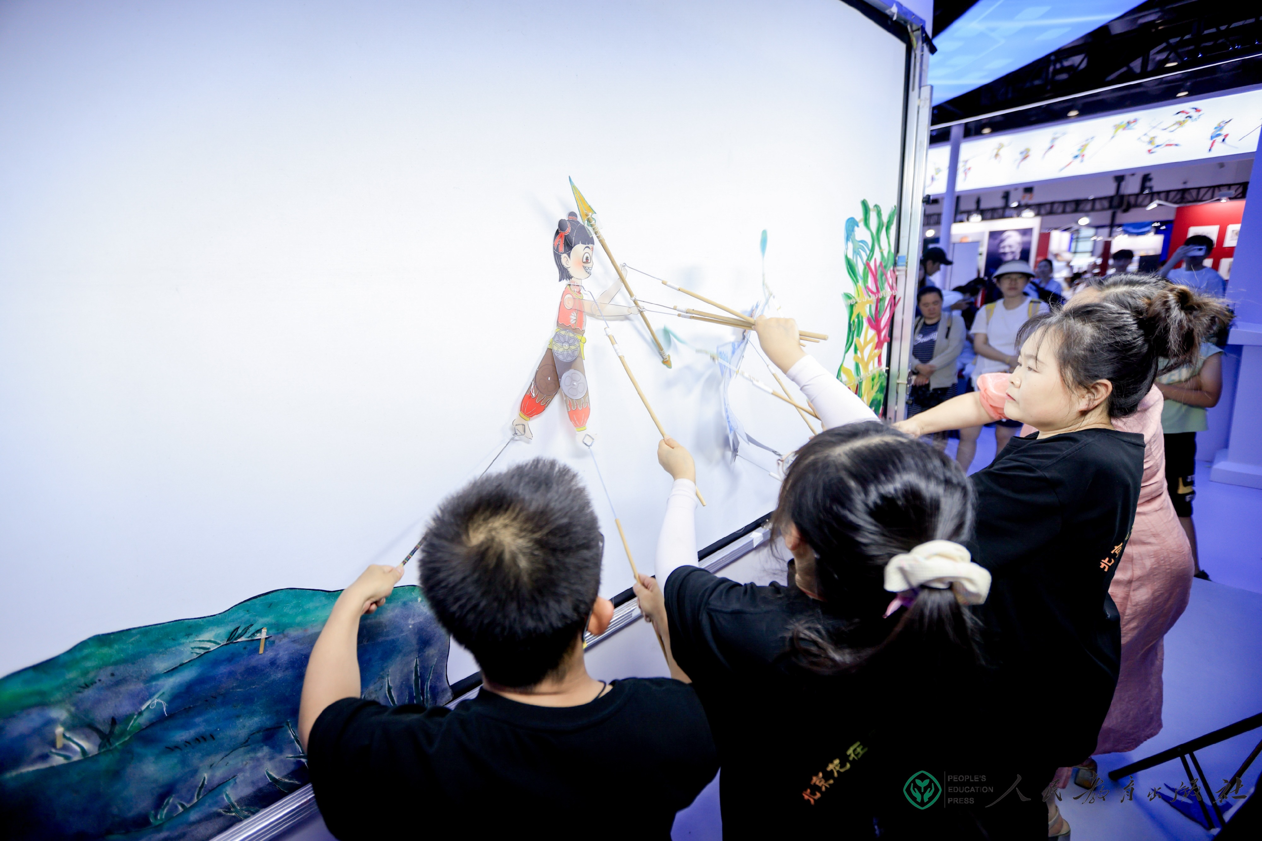 《中国皮影戏》及皮影戏展演活动亮相北京国际图书博览会