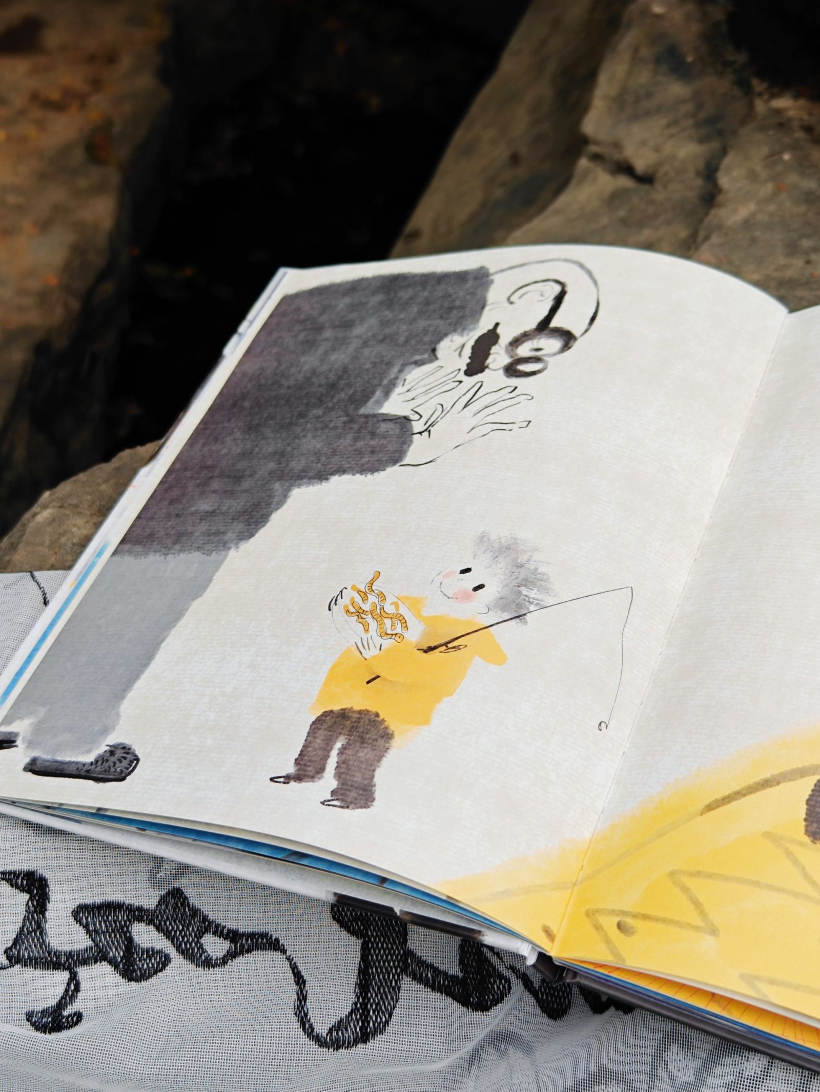 记忆与守护的超现实“潮汐”|评图画书《爷爷的脑袋里住着一条鱼》