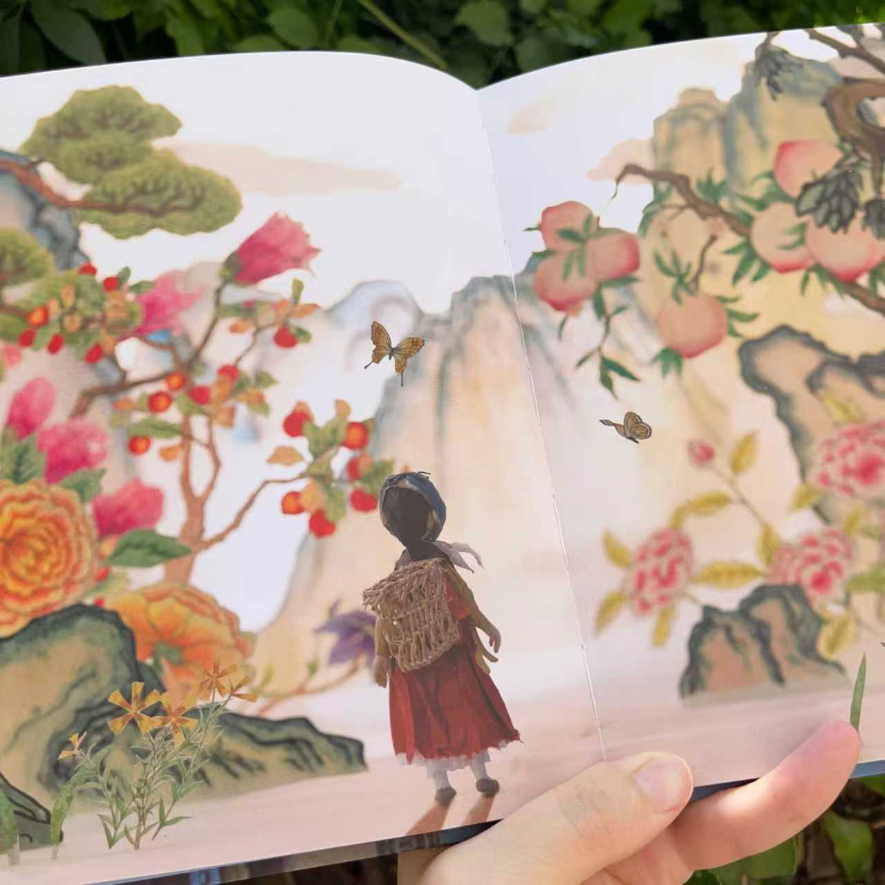 白希那温暖的“微观宇宙”与成长寓言