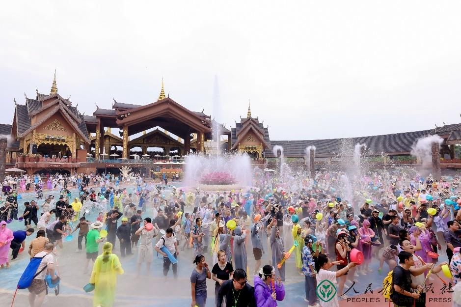 “课本里的泼水节‘活’了！”——人教社带你“跟着课本游版纳”