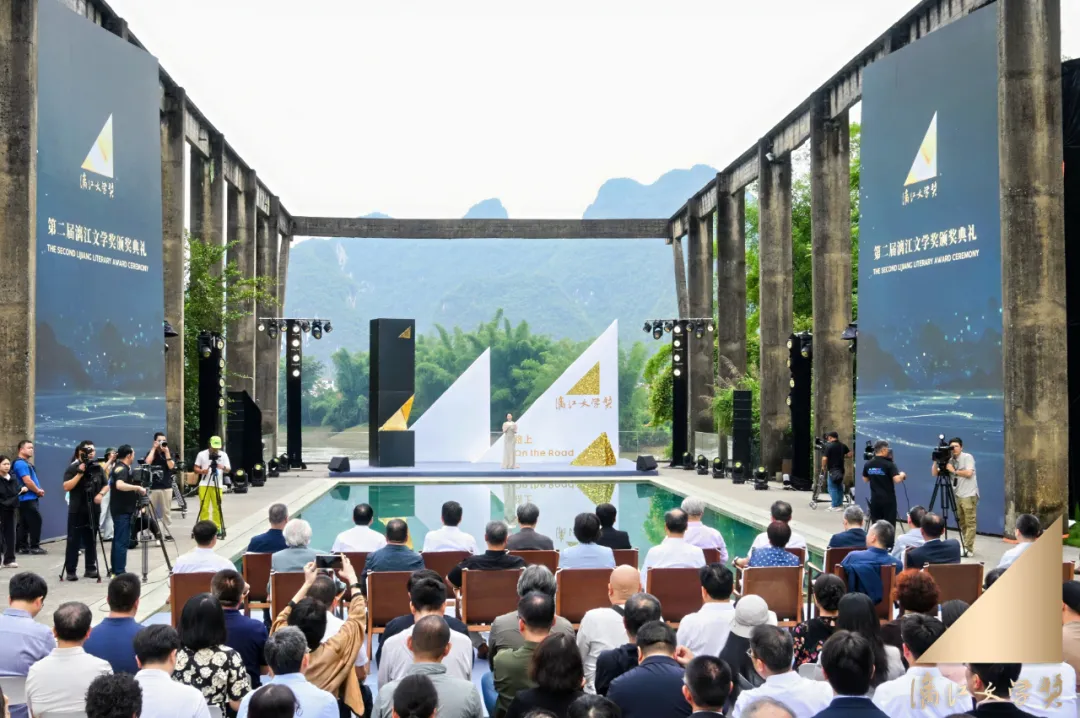 一场火爆“出圈”的文学颁奖礼