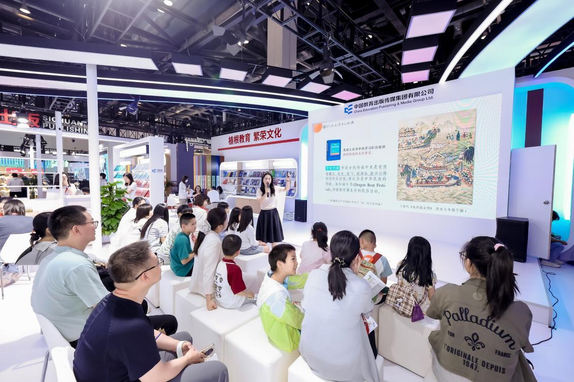 人教社“单词闯关大冒险”活动亮相2026BIBF，以精品辞书助力青少年语言学习
